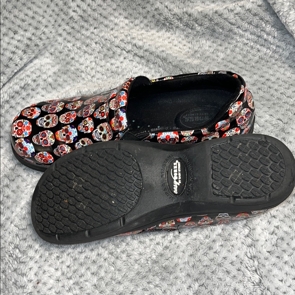 Easy Street Black Skull Pattern Loafers
